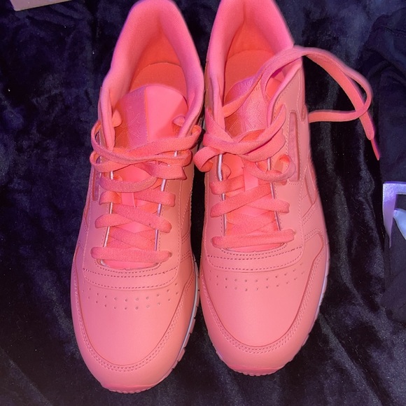 Reebok Sneakers with black reebok shirt. Only shoes available. - Picture 6 of 12